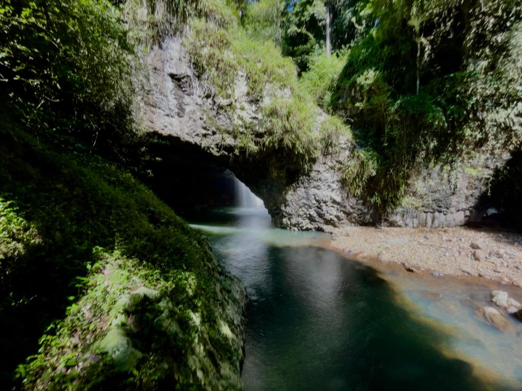 Pod: Natural Bridge Waterfall (46 min by&nbsp;car)